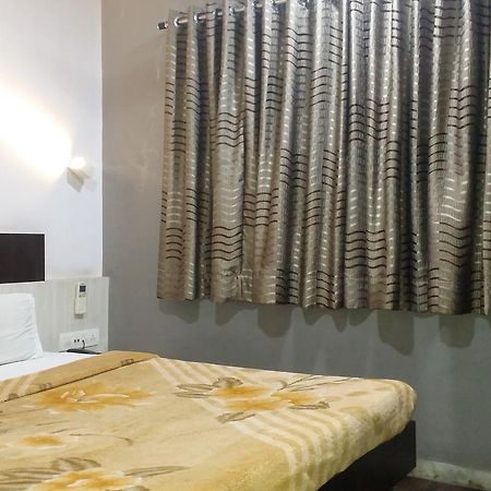 Hotel Decent 수라트 외부 사진