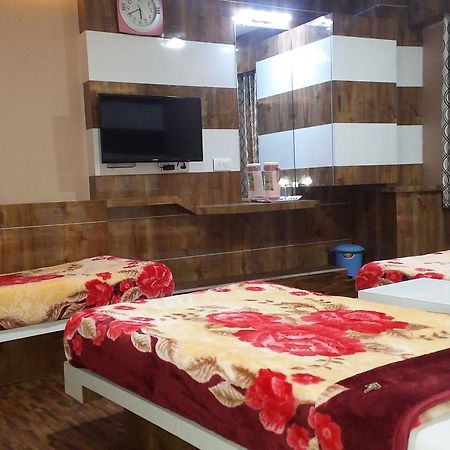 Hotel Decent 수라트 외부 사진