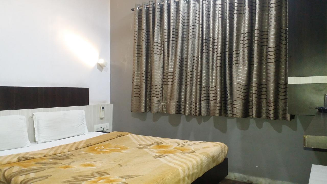 Hotel Decent 수라트 외부 사진
