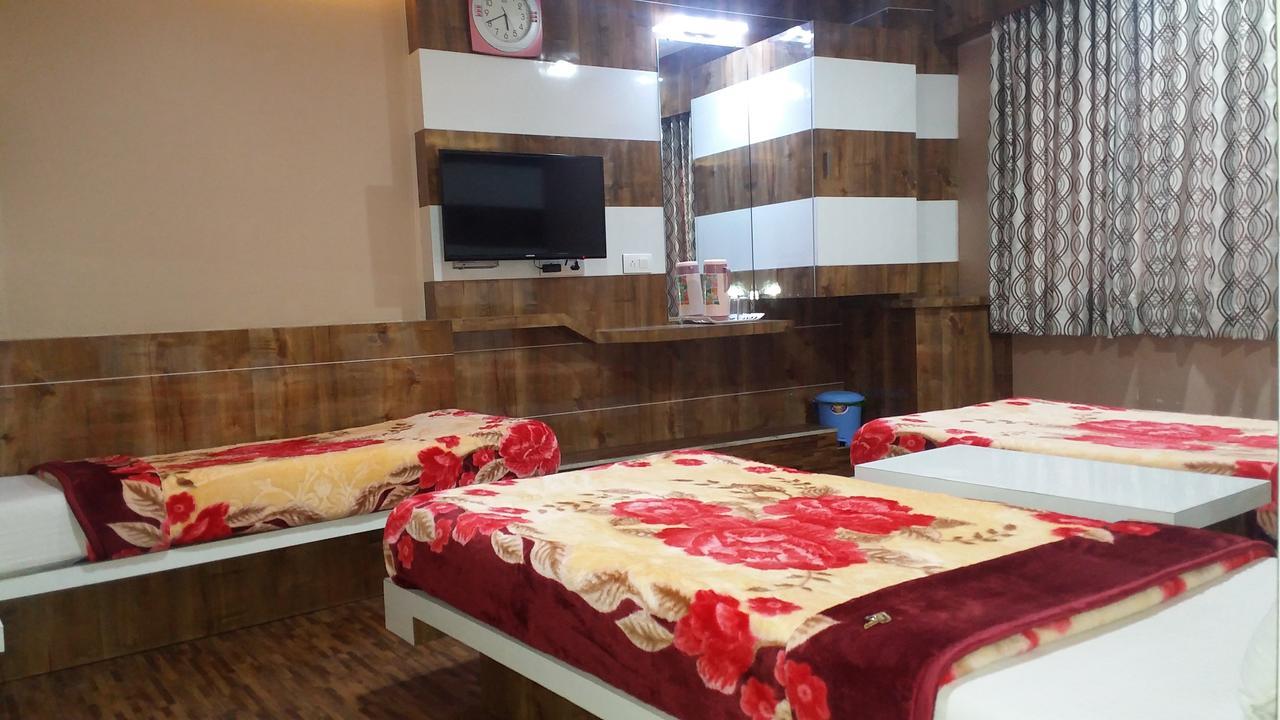 Hotel Decent 수라트 외부 사진