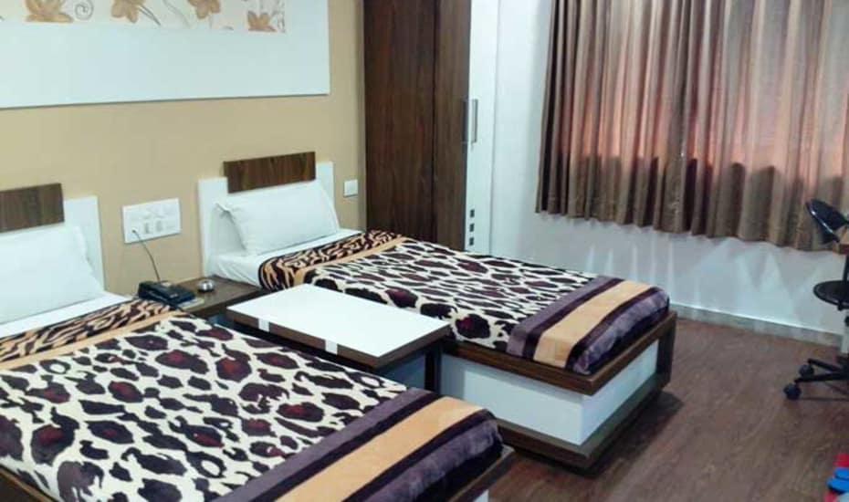 Hotel Decent 수라트 외부 사진