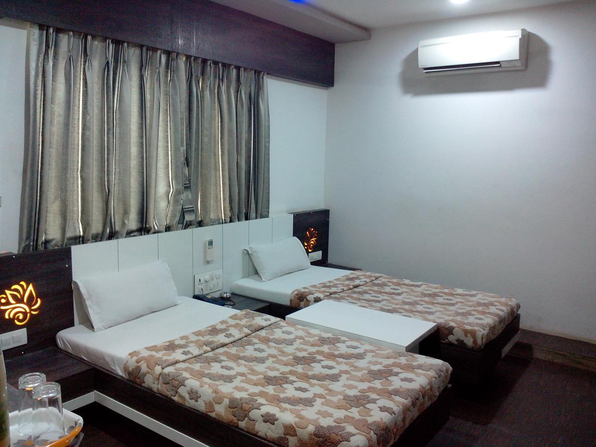 Hotel Decent 수라트 외부 사진