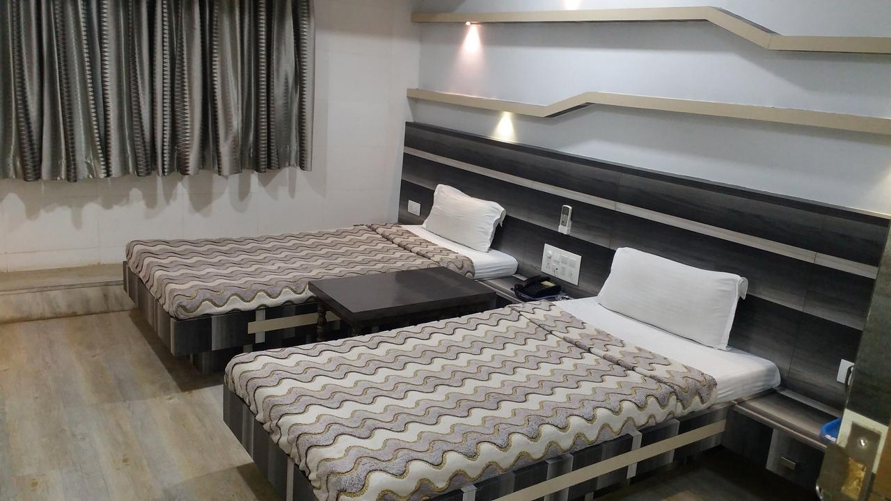 Hotel Decent 수라트 외부 사진