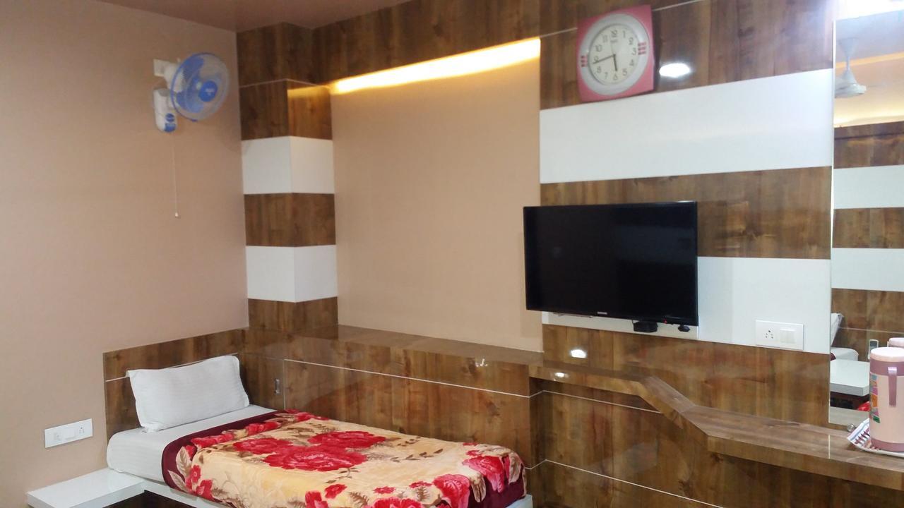 Hotel Decent 수라트 외부 사진
