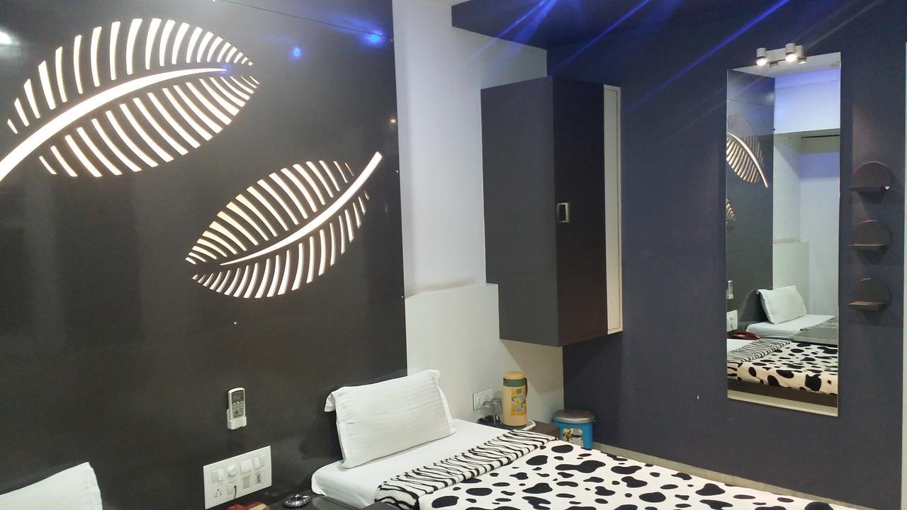 Hotel Decent 수라트 외부 사진