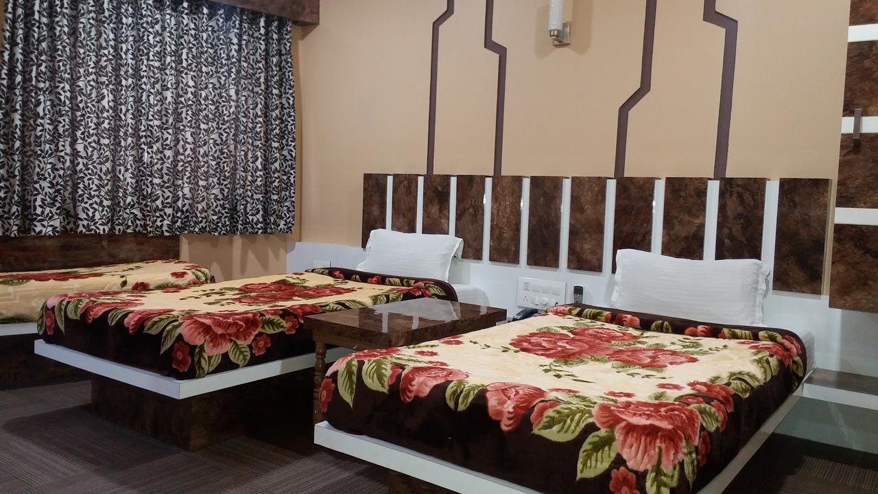 Hotel Decent 수라트 외부 사진